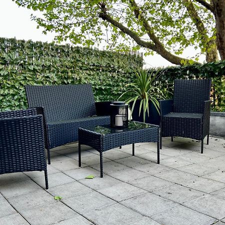 Stylish One-Bedroom Rental With Private Patio In Zone 2 Londra Esterno foto