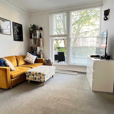 Stylish One-Bedroom Rental With Private Patio In Zone 2 Londra Esterno foto