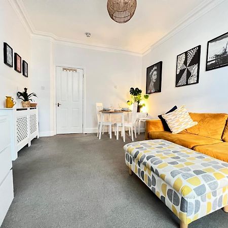 Stylish One-Bedroom Rental With Private Patio In Zone 2 Londra Esterno foto