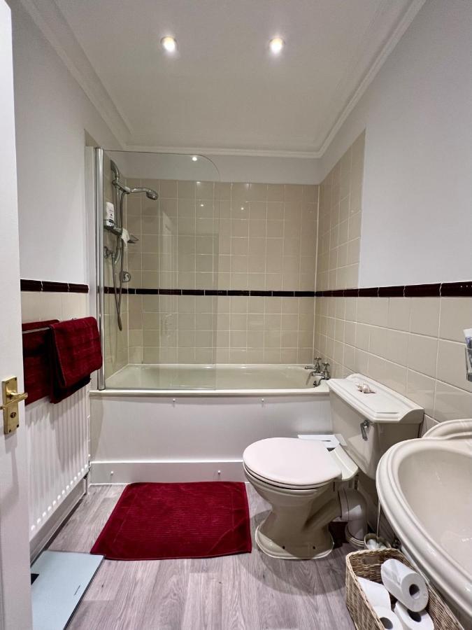 Stylish One-Bedroom Rental With Private Patio In Zone 2 Londra Esterno foto