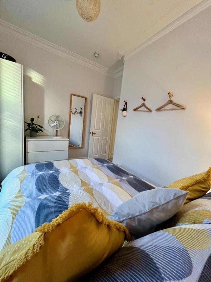 Stylish One-Bedroom Rental With Private Patio In Zone 2 Londra Esterno foto