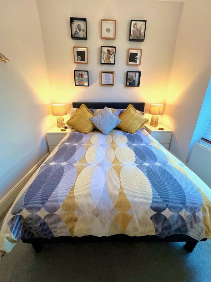 Stylish One-Bedroom Rental With Private Patio In Zone 2 Londra Esterno foto