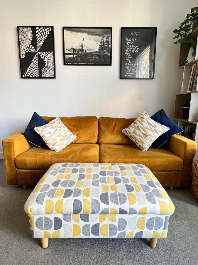Stylish One-Bedroom Rental With Private Patio In Zone 2 Londra Esterno foto