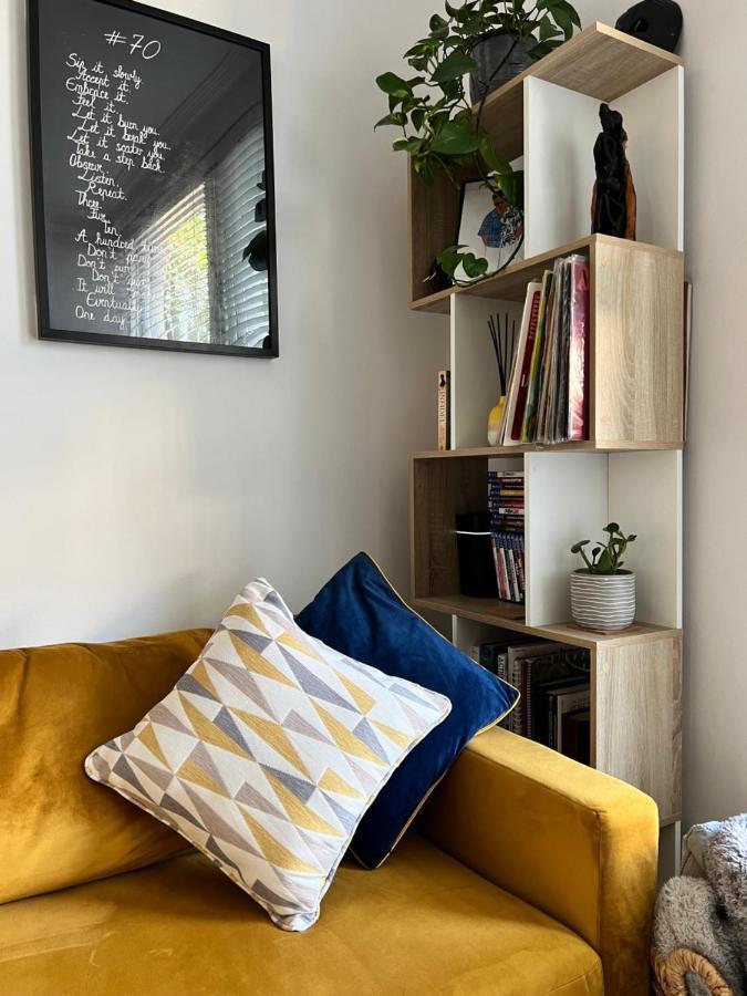 Stylish One-Bedroom Rental With Private Patio In Zone 2 Londra Esterno foto