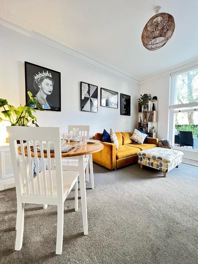 Stylish One-Bedroom Rental With Private Patio In Zone 2 Londra Esterno foto