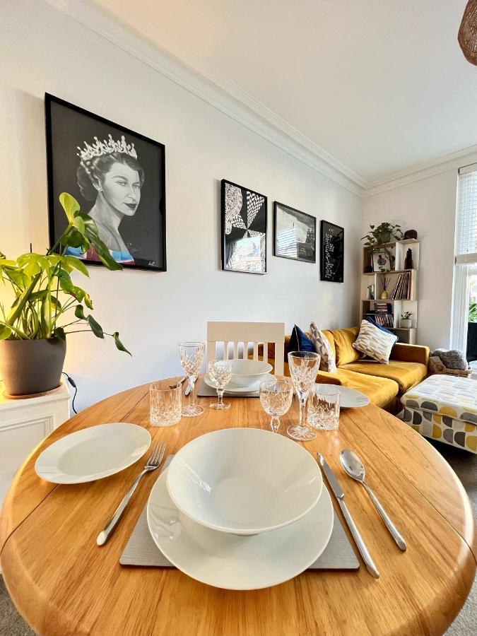 Stylish One-Bedroom Rental With Private Patio In Zone 2 Londra Esterno foto