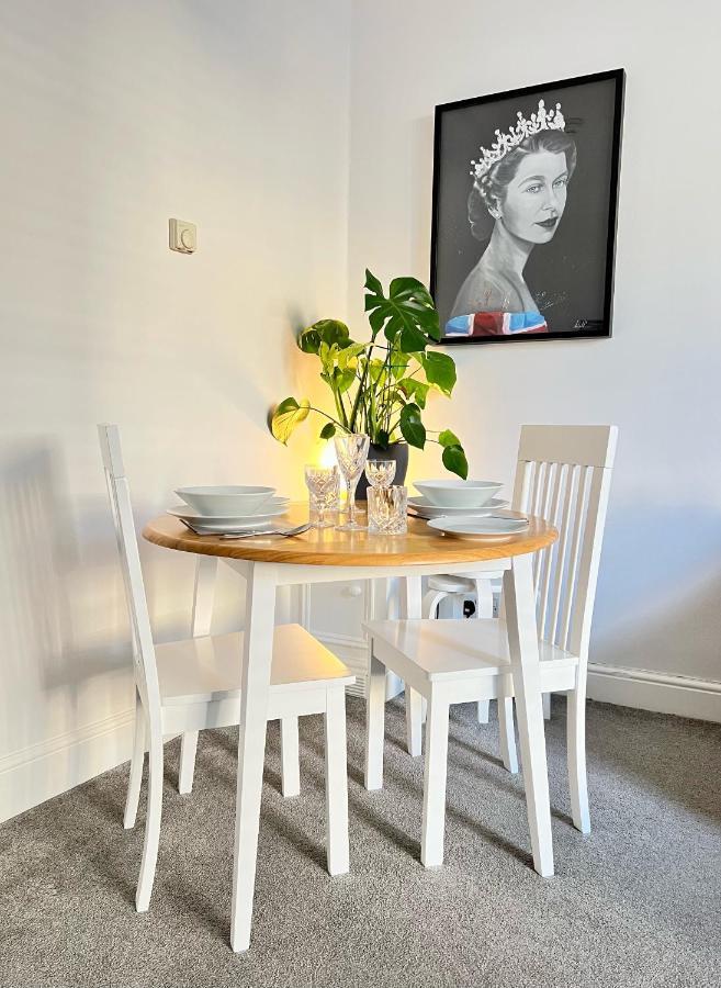 Stylish One-Bedroom Rental With Private Patio In Zone 2 Londra Esterno foto