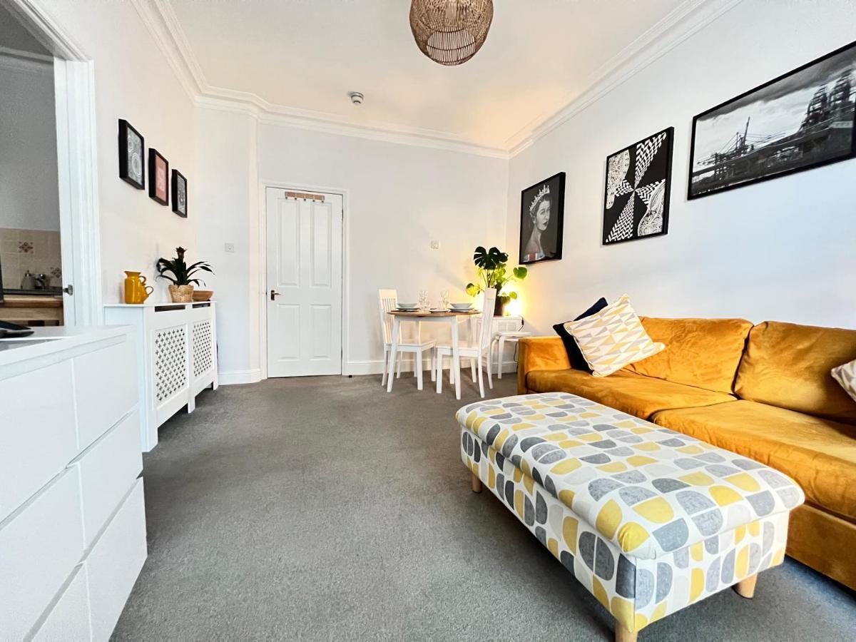 Stylish One-Bedroom Rental With Private Patio In Zone 2 Londra Esterno foto